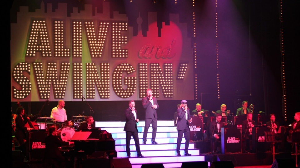 Fly me to the moon – „Alive and swinging“ im Mehr! Theater am Großmarkt